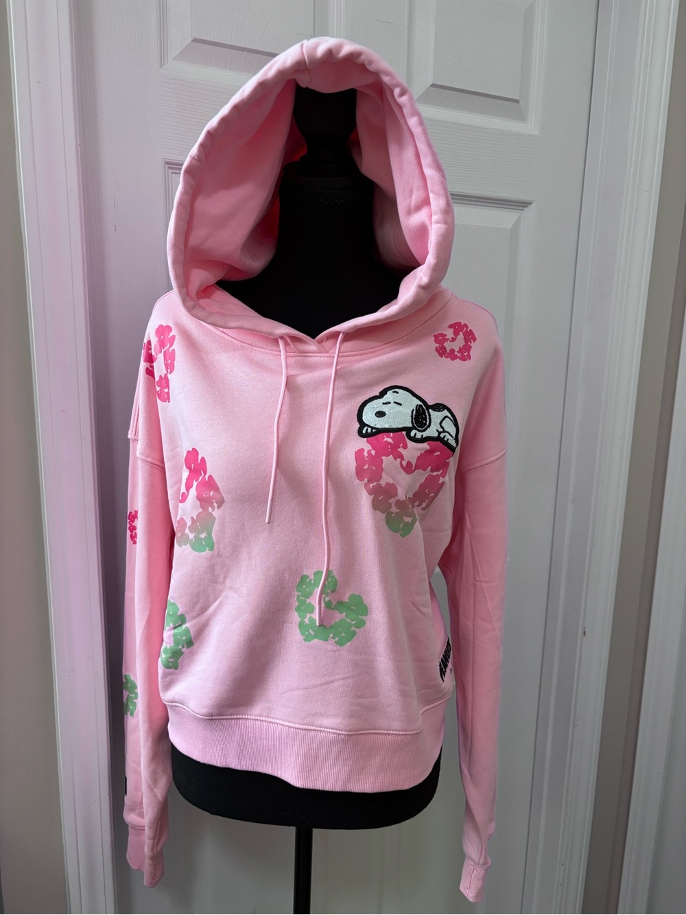 Freeze Max Peanuts Women's Pink Snoopy Cropped Pullover Hoodie